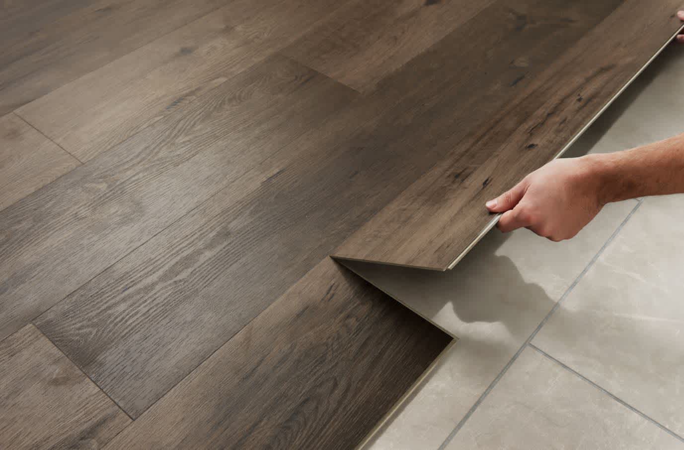 ¿Se puede reemplazar una sola baldosa LVT?